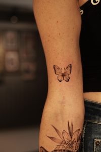 tattoo-frankfurt-schmetterling-auf-arm